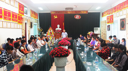 Đoàn đại diện phụ huynh và học sinh lớp 9 trường THCS xã Vạn Thọ-Đại Từ thăm và nghe lãnh đạo nhà trường tư vấn hướng nghiệp.